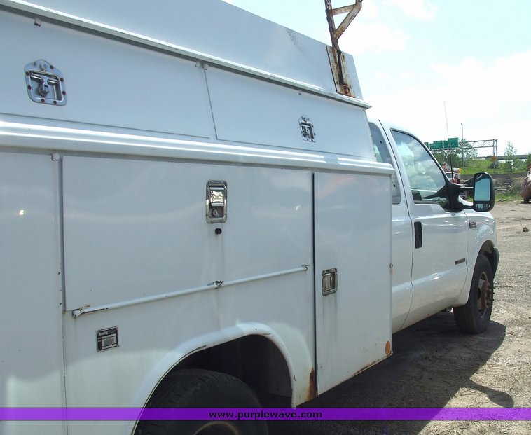 image for item 2173 2000 Ford F350 Super Duty four-door extended cab pickup