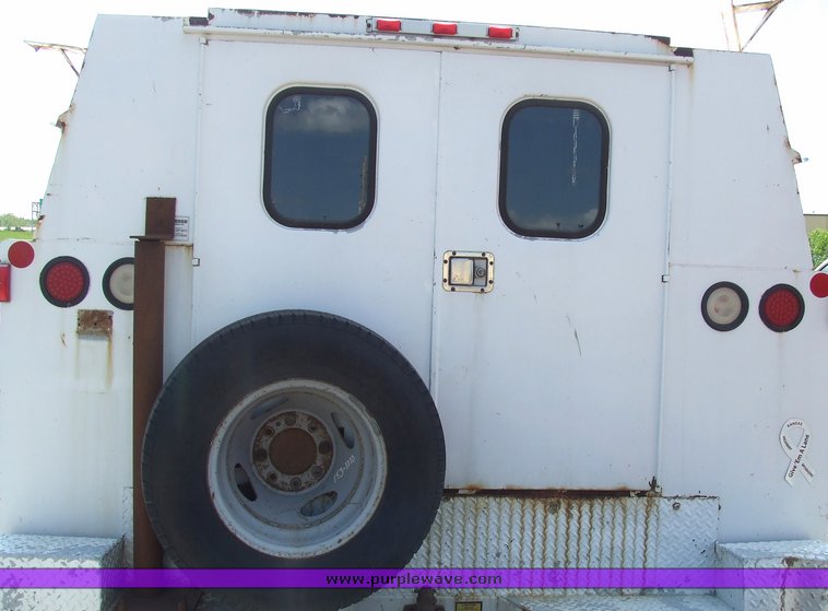 image for item 2173 2000 Ford F350 Super Duty four-door extended cab pickup