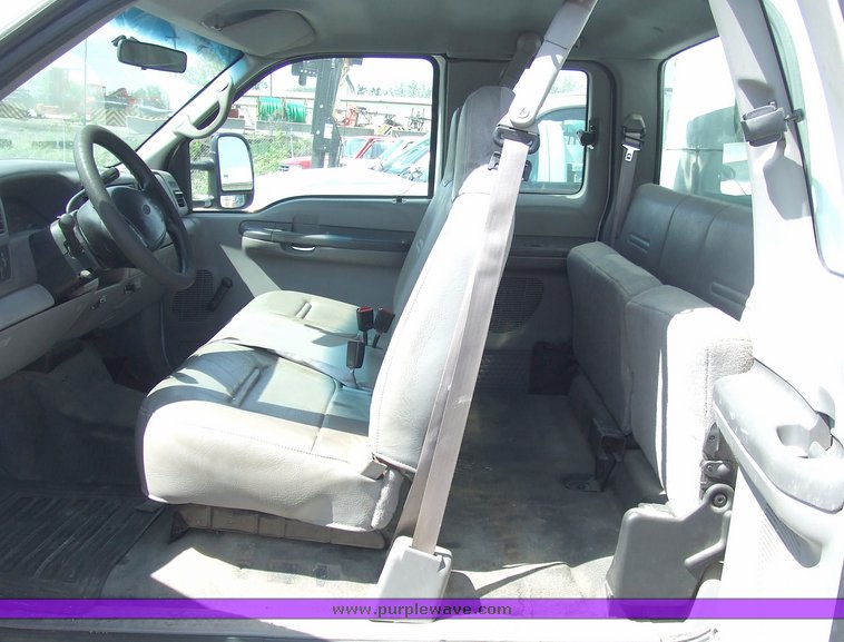 image for item 2173 2000 Ford F350 Super Duty four-door extended cab pickup