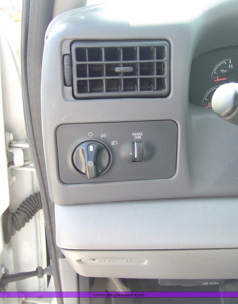 image for item 2173 2000 Ford F350 Super Duty four-door extended cab pickup