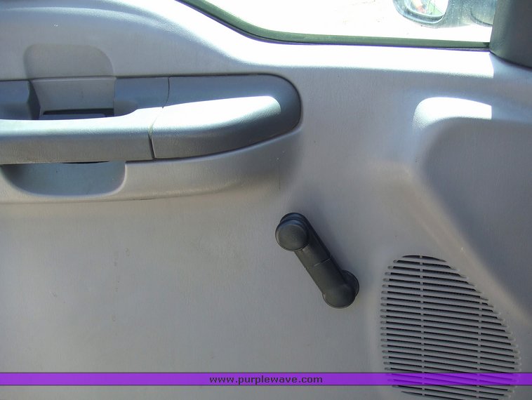 image for item 2173 2000 Ford F350 Super Duty four-door extended cab pickup