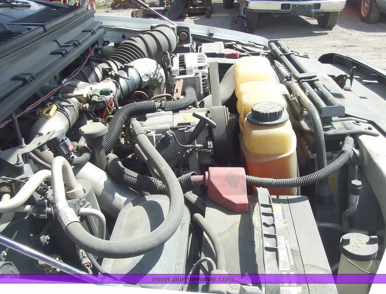 image for item 2173 2000 Ford F350 Super Duty four-door extended cab pickup