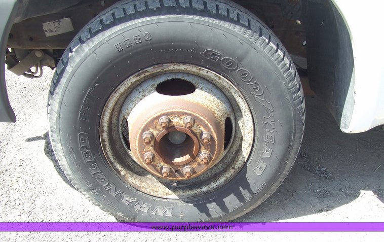 image for item 2173 2000 Ford F350 Super Duty four-door extended cab pickup