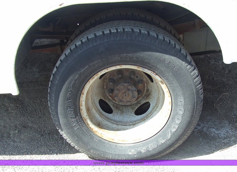 image for item 2173 2000 Ford F350 Super Duty four-door extended cab pickup