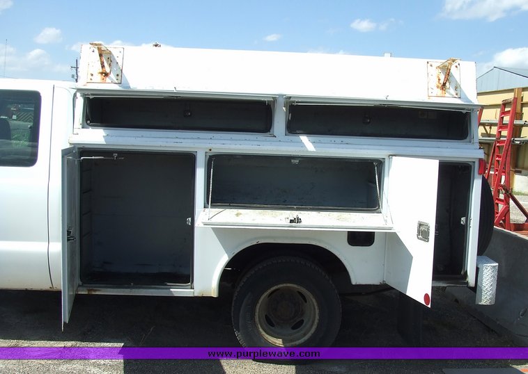 image for item 2173 2000 Ford F350 Super Duty four-door extended cab pickup