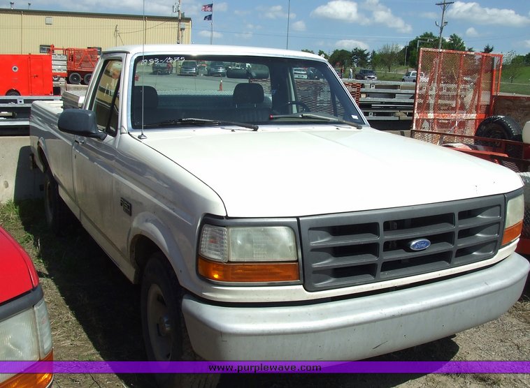 image for item 2175 1995 Ford F150 pickup