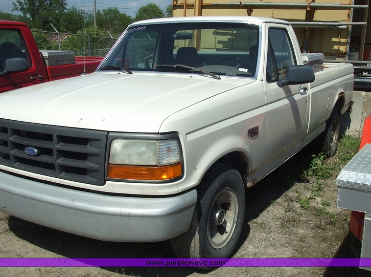 image for item 2175 1995 Ford F150 pickup