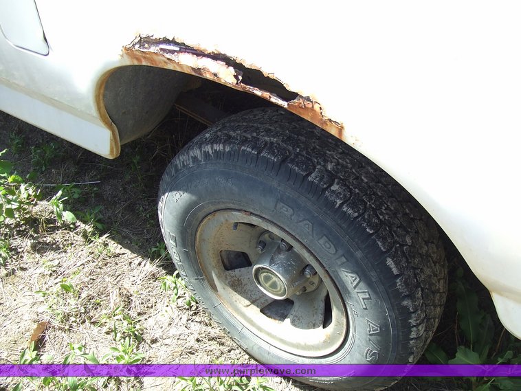 image for item 2175 1995 Ford F150 pickup