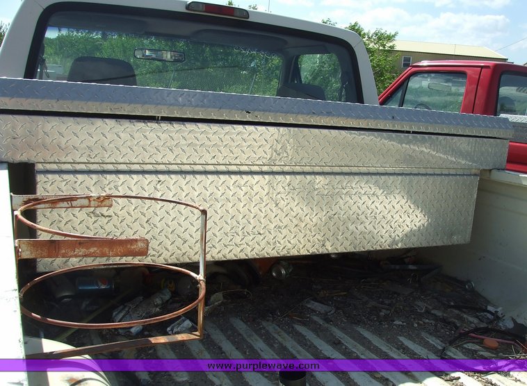 image for item 2175 1995 Ford F150 pickup