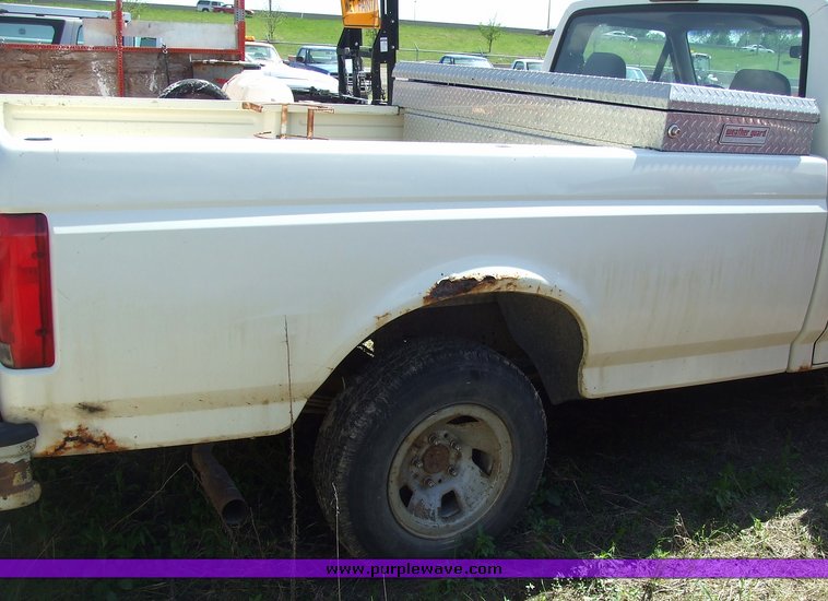 image for item 2175 1995 Ford F150 pickup