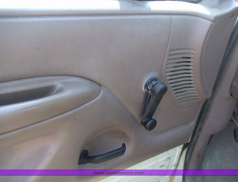 image for item 2175 1995 Ford F150 pickup