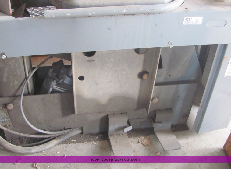 image for item 4297 1986 FMC 7600 center post tire machine