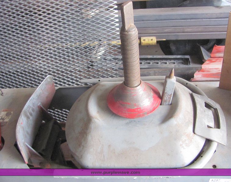 image for item 4297 1986 FMC 7600 center post tire machine