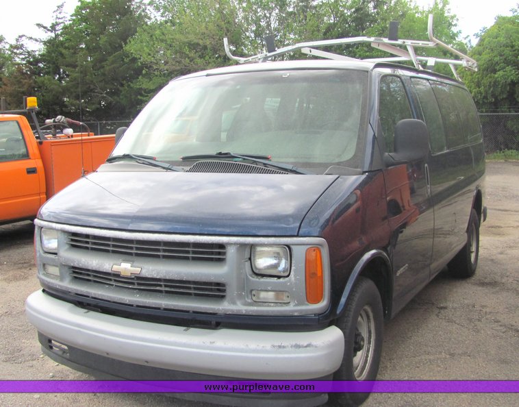 image for item 4332 2002 Chevrolet G1500 Express van