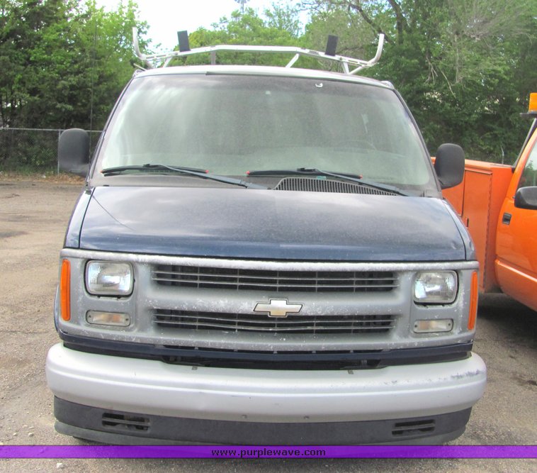 image for item 4332 2002 Chevrolet G1500 Express van