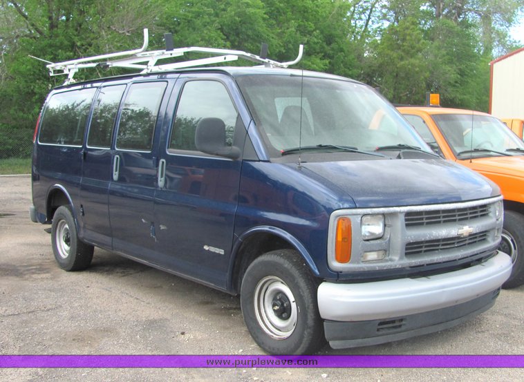 image for item 4332 2002 Chevrolet G1500 Express van