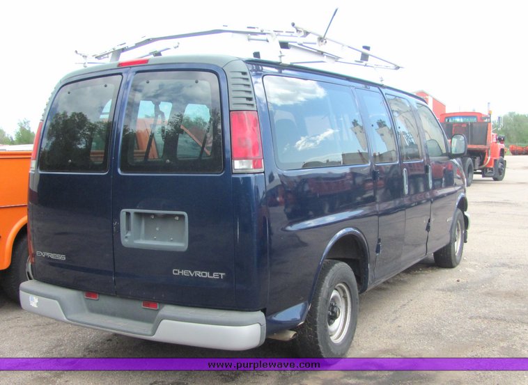 image for item 4332 2002 Chevrolet G1500 Express van