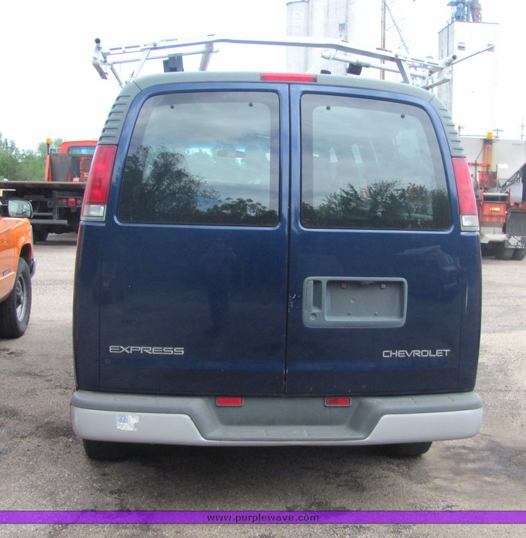 image for item 4332 2002 Chevrolet G1500 Express van
