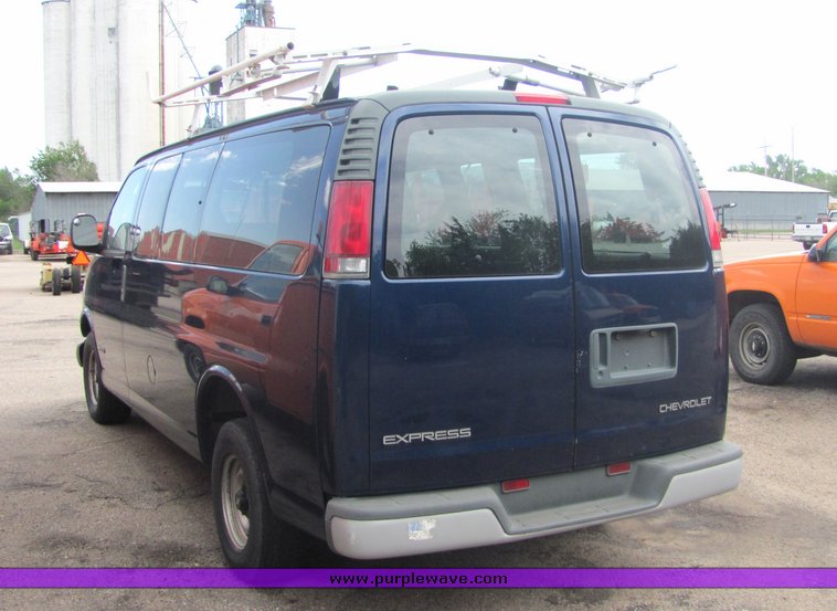 image for item 4332 2002 Chevrolet G1500 Express van