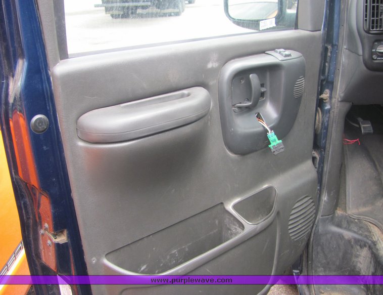 image for item 4332 2002 Chevrolet G1500 Express van