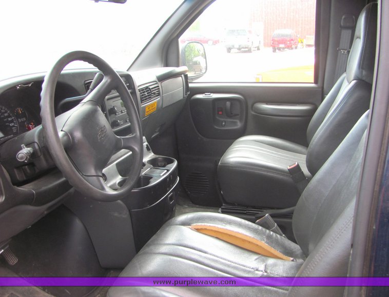 image for item 4332 2002 Chevrolet G1500 Express van