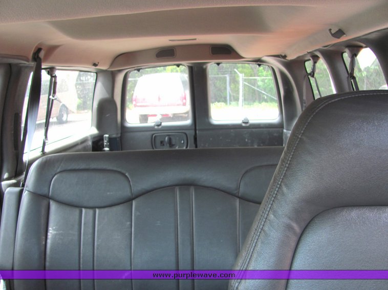 image for item 4332 2002 Chevrolet G1500 Express van