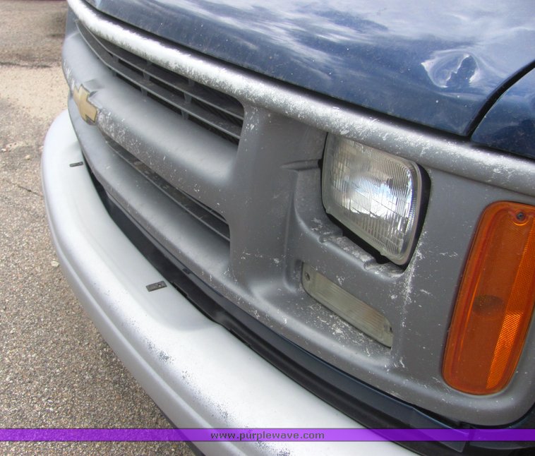 image for item 4332 2002 Chevrolet G1500 Express van