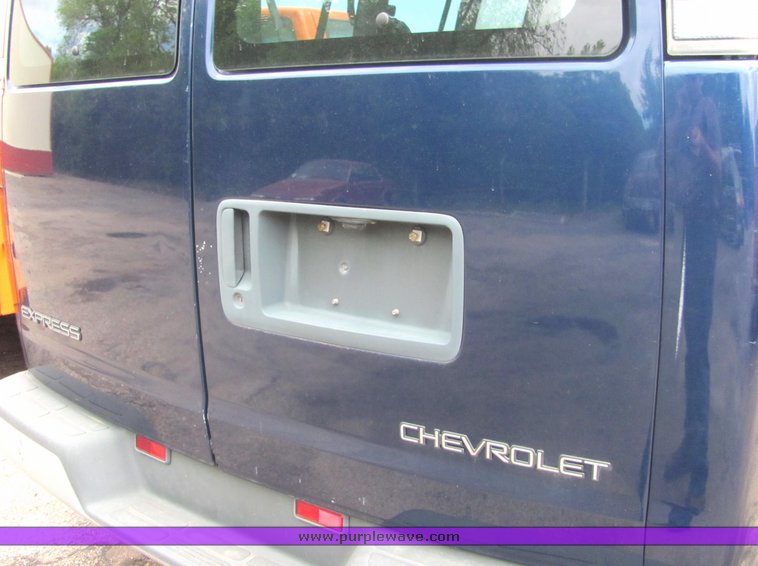 image for item 4332 2002 Chevrolet G1500 Express van
