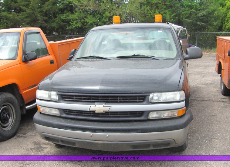 image for item 4334 2002 Chevrolet C1500 Silverado pickup