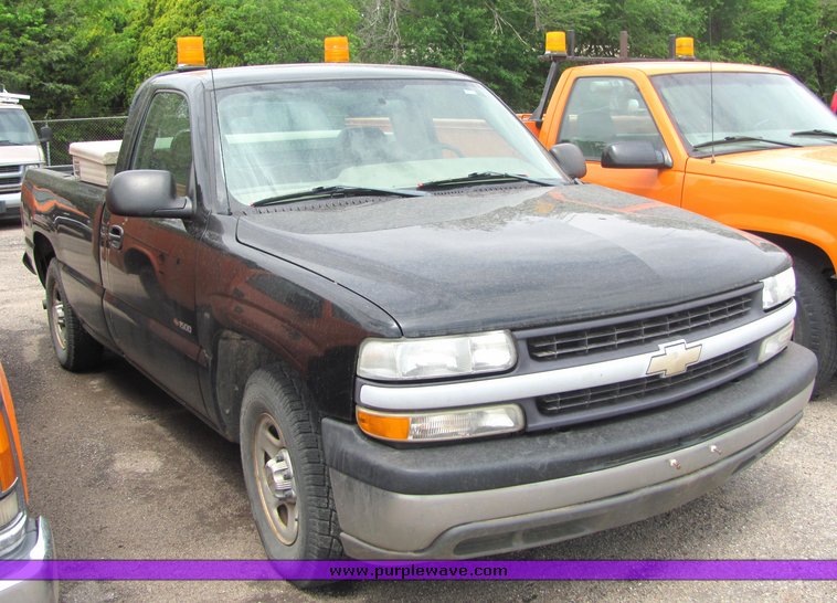 image for item 4334 2002 Chevrolet C1500 Silverado pickup