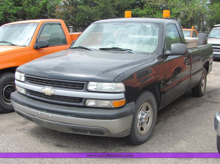 image for item 4334 2002 Chevrolet C1500 Silverado pickup