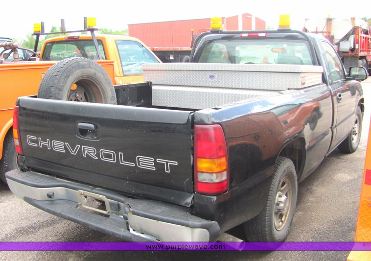 image for item 4334 2002 Chevrolet C1500 Silverado pickup