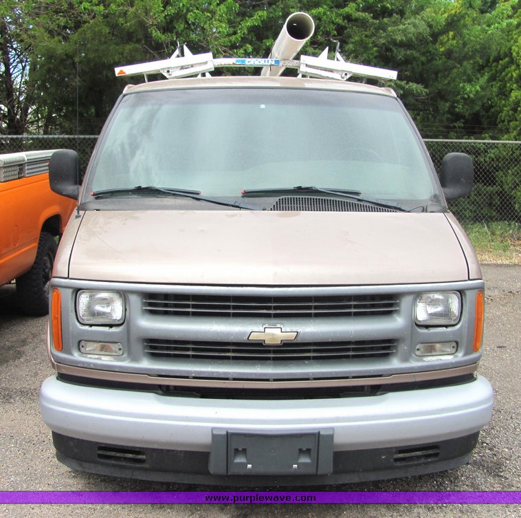 image for item 4337 2002 Chevrolet G1500 Express van