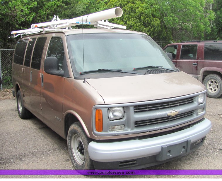image for item 4337 2002 Chevrolet G1500 Express van