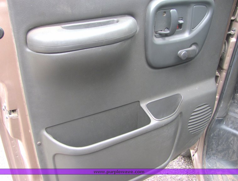 image for item 4337 2002 Chevrolet G1500 Express van