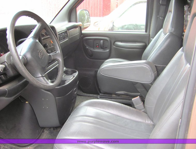 image for item 4337 2002 Chevrolet G1500 Express van