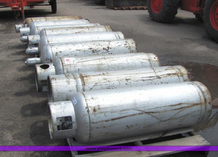 image for item 4340 (9) 100lb propane tanks