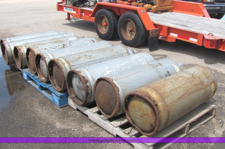 image for item 4340 (9) 100lb propane tanks