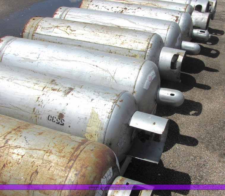 image for item 4340 (9) 100lb propane tanks