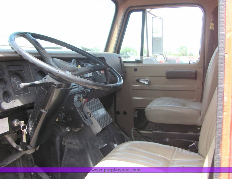 image for item 4343 1986 International S1754 service truck