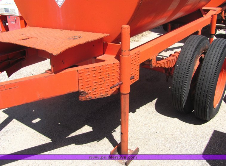 image for item 4353 1000 gallon trailer mounted fuel tank