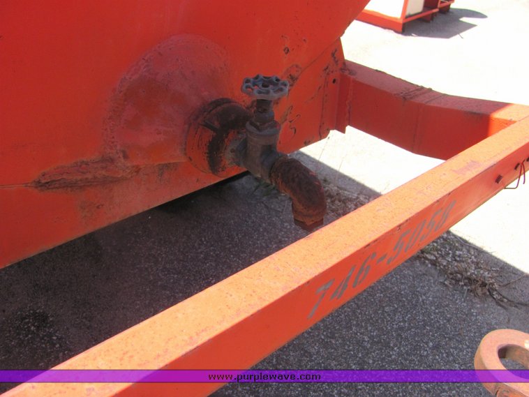 image for item 4353 1000 gallon trailer mounted fuel tank