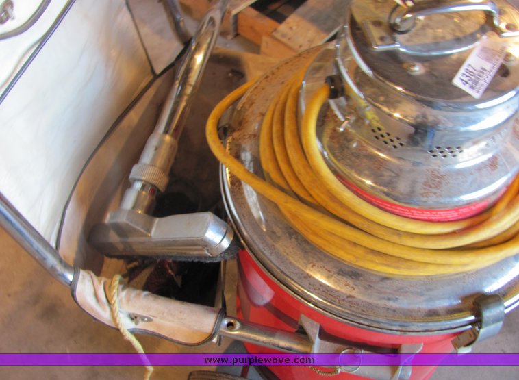 image for item 4387 Milwaukee heavy duty vacuum