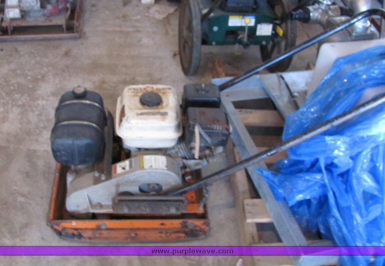 image for item 4404 1999 MBW AP200H vibratory plate compactor