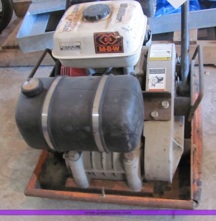 image for item 4404 1999 MBW AP200H vibratory plate compactor