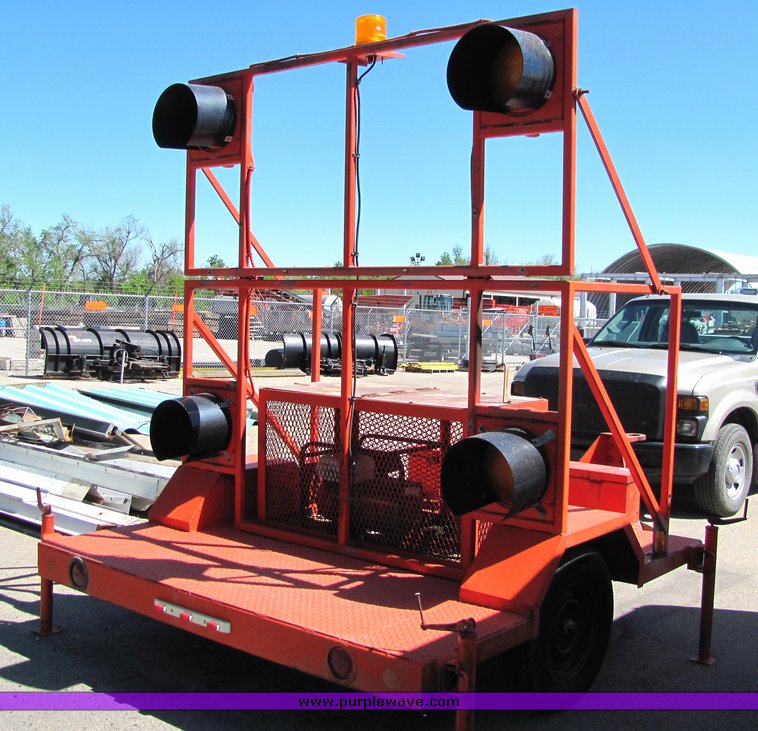 image for item 4412 1988 Wichita Steel Fabricators flashing light trailer