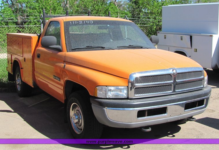 image for item 4420 2001 Dodge Ram 2500 utility bed truck