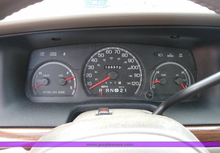 image for item 6483 2002 Ford Crown Victoria