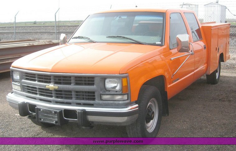 image for item 6540 2000 Chevrolet C3500 crew cab pickup with Omaha 8' service bed