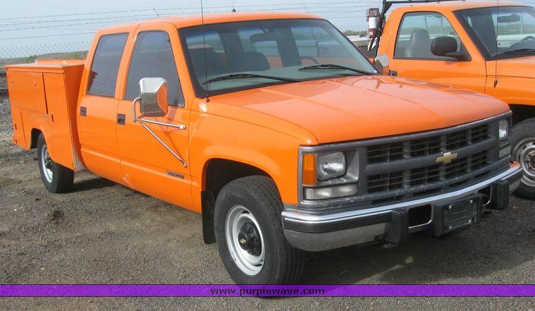 image for item 6540 2000 Chevrolet C3500 crew cab pickup with Omaha 8' service bed